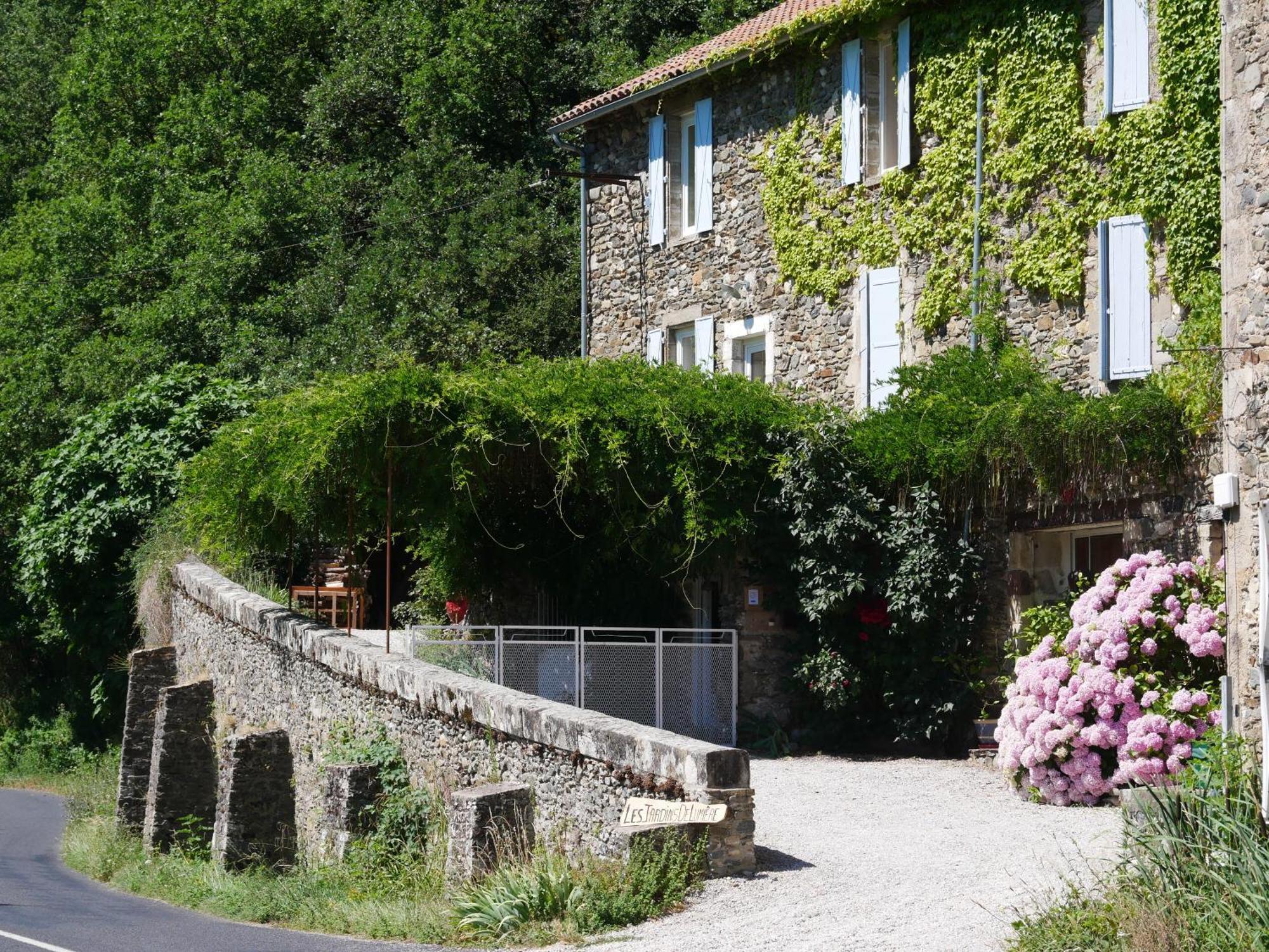 Les Jardins De Lumiere Bed & Breakfast Brusque Eksteriør bilde