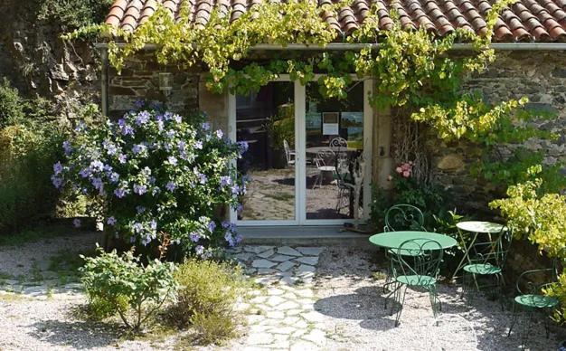 Les Jardins De Lumiere Bed & Breakfast Brusque Eksteriør bilde